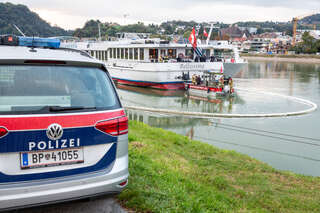 Betriebsmittelaustritt eines Schiffes auf Donau in Linz BAYER_AB1_6302-Bearbeitet.jpg