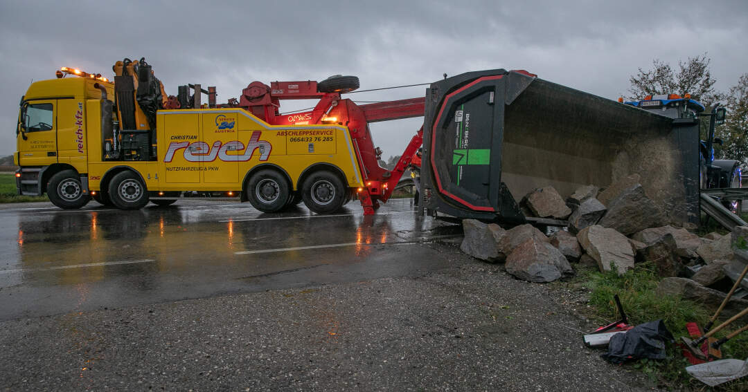 Titelbild: Traktoranhänger stürzt bei Obernberg mit voller Ladung um