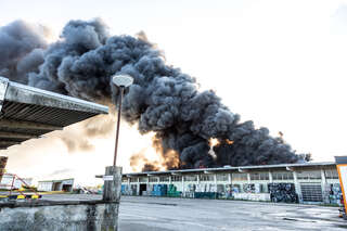 Brand in einem Abfallunternehmen - Riesige Rauchwolke in Hörsching AB1_7587.jpg
