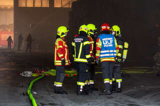 Brand in einem Abfallunternehmen - Riesige Rauchwolke in Hörsching AB1_7599.jpg