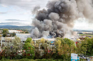 Brand in einem Abfallunternehmen - Riesige Rauchwolke in Hörsching AB1_7676.jpg