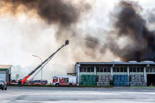 Brand in einem Abfallunternehmen - Riesige Rauchwolke in Hörsching AB1_7735.jpg