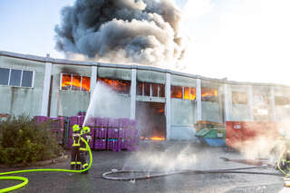 Brand in einem Abfallunternehmen - Riesige Rauchwolke in Hörsching AB1_7602.jpg