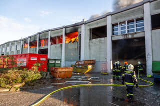 Brand in einem Abfallunternehmen - Riesige Rauchwolke in Hörsching AB1_7614.jpg