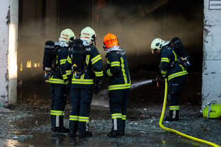 Brand in einem Abfallunternehmen - Riesige Rauchwolke in Hörsching AB1_7616.jpg