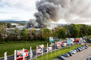 Brand in einem Abfallunternehmen - Riesige Rauchwolke in Hörsching AB1_7680.jpg