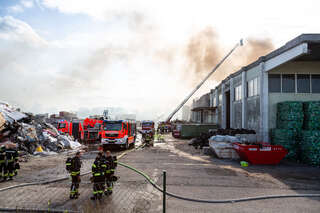 Brand in einem Abfallunternehmen - Riesige Rauchwolke in Hörsching AB1_7750.jpg