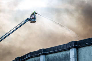 Brand in einem Abfallunternehmen - Riesige Rauchwolke in Hörsching AB1_7763.jpg