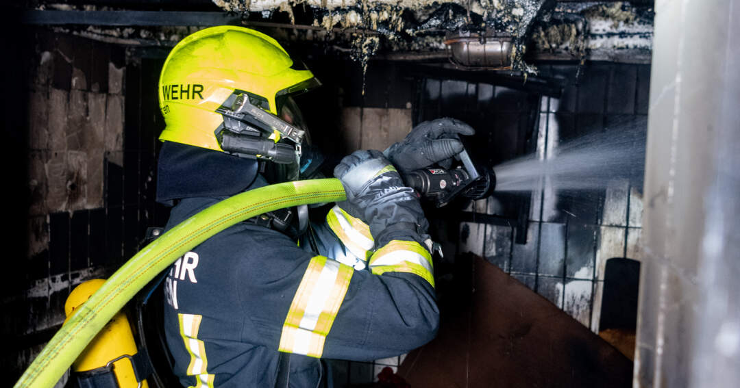 Titelbild: Drei Personen bei Wohnhausbrand gerettet