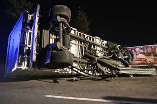 LKW Unfall in Andorf: Anhänger stürzt über Böschung 537A83B5-62EC-4FFE-985B-33E60D3819DE.jpeg