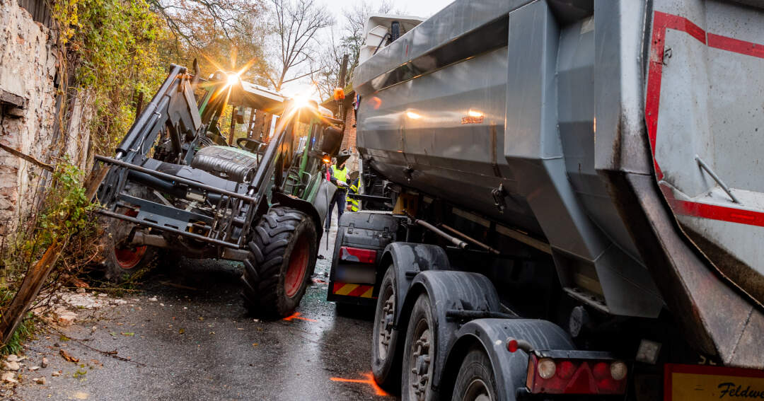 Verkehrsunfall zwischen Traktor und LKW