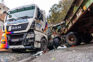Verkehrsunfall zwischen Traktor und LKW FOKE_2019102816166804_013-Bearbeitet.jpg