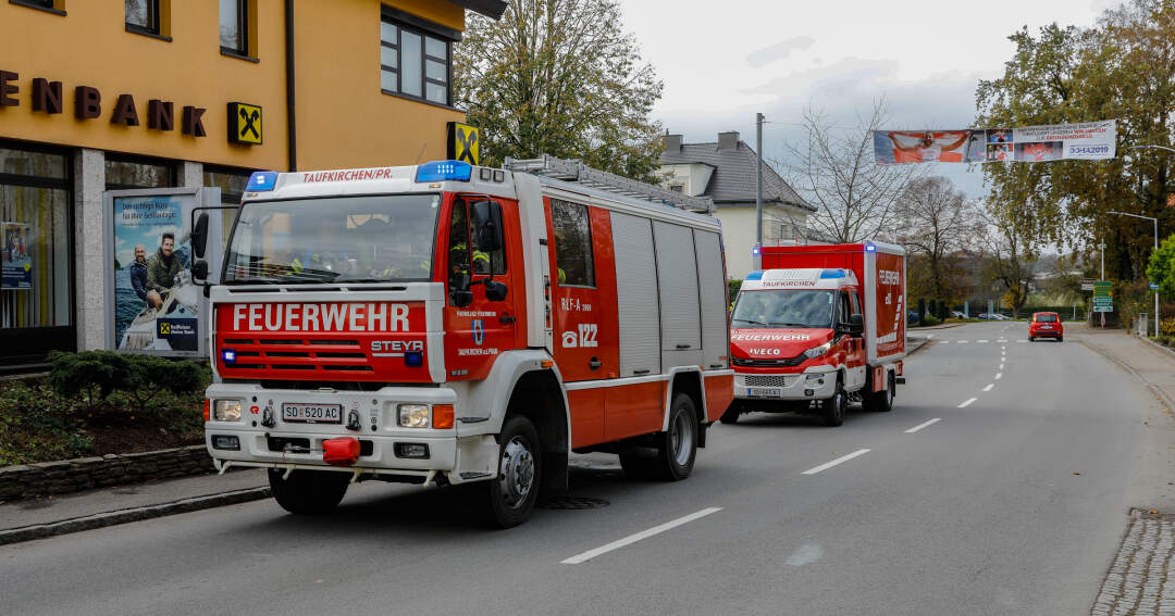 Titelbild: Verkehrsunfall in Taufkirchen an der Pram mit zwei Kleinkraftautos