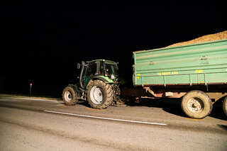 PKW fuhr im Abendverkehr auf Traktorgespann auf SB_20191122_5-bearbeitet.jpg