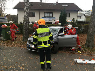 Verkehrsunfall mit eingeklemmter Person in Gmunden E191200032_03.jpg
