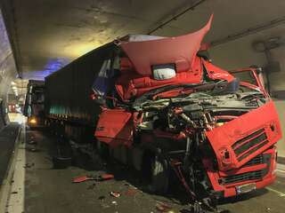 Tunnel Götschka nach Unfall mit drei LKWs Richtung Linz stundenlang gesperrt 466EB7C4-093A-4B58-B964-2B7BED796BBF.jpeg
