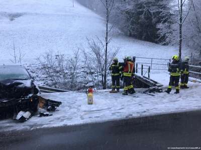 Verkehrsunfall bei winterlichen Fahrbahnverhältnissen E191200071_01.jpg