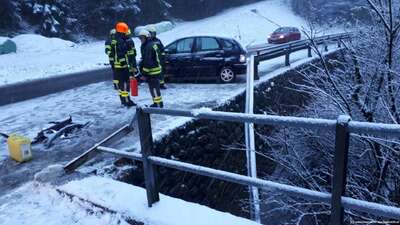 Verkehrsunfall bei winterlichen Fahrbahnverhältnissen E191200071_03.jpg