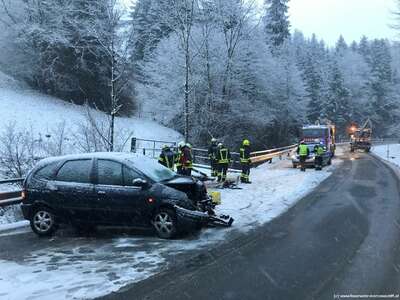 Verkehrsunfall bei winterlichen Fahrbahnverhältnissen E191200071_04.jpg