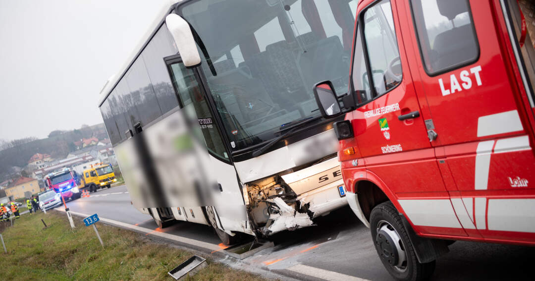 Gegen Reisebus geprallt: Autolenker verletzt
