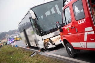 Gegen Reisebus geprallt: Autolenker verletzt FOKE_2019120509224629_078-Bearbeitet.jpg