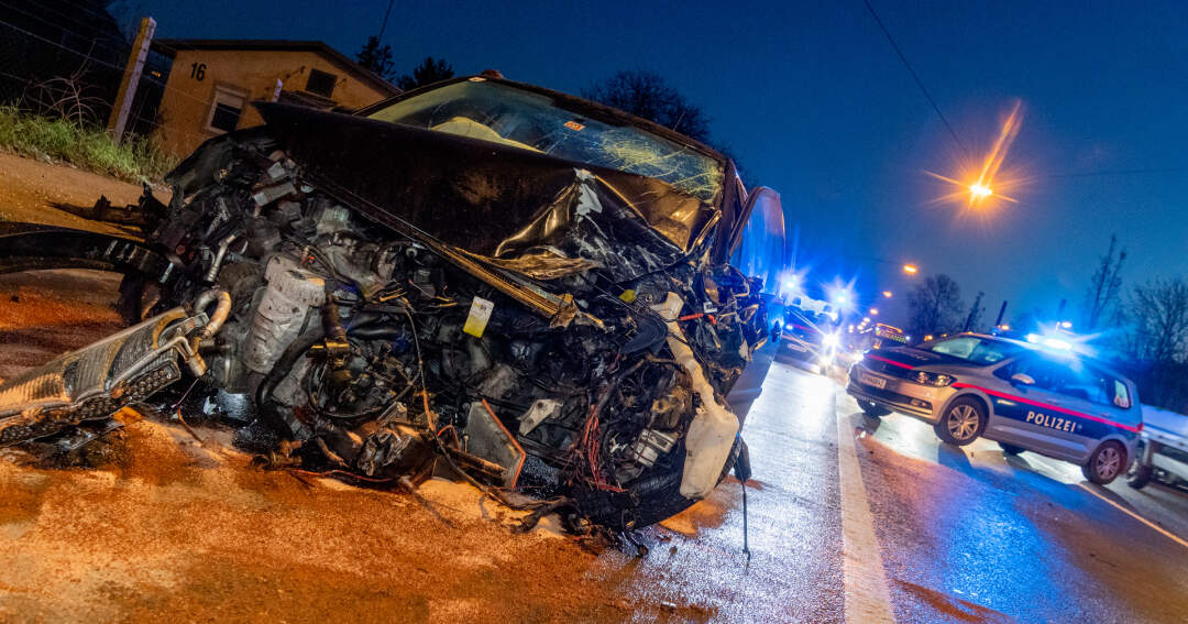 Titelbild: Schwerer Verkehrsunfall auf der B1 in Linz-Ebelsberg