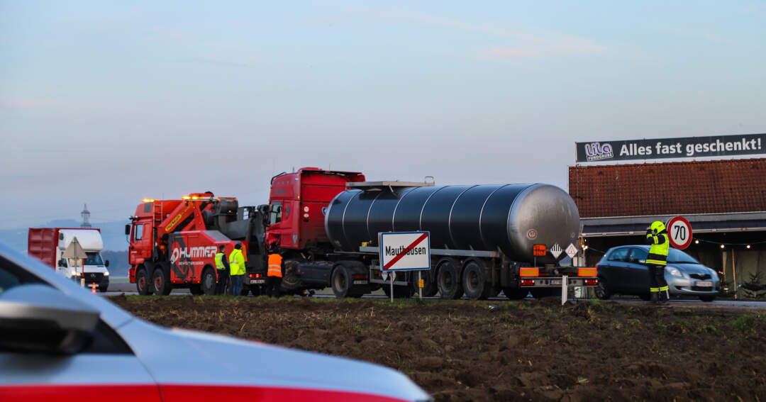 Tankwagen steckte nach Verkehrsunfall im Feld fest