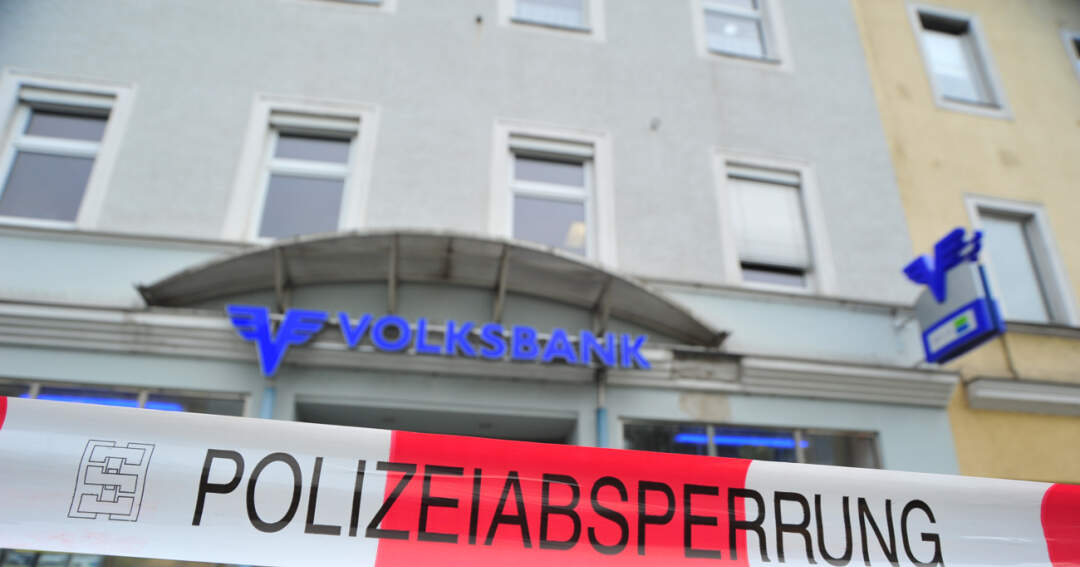 Titelbild: Volksbank in Linz überfallen - Flucht im Mercedes