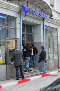 Volksbank in Linz überfallen - Flucht im Mercedes bankueberfall-linz_005.jpg