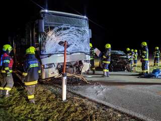 Verkehrsunfall zwischen Bus, Auto und Traktor image004.jpg