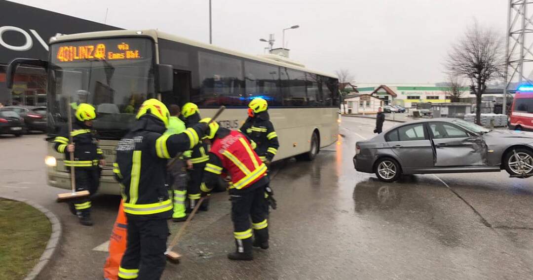 Dietach: Bus kollidiert mit Auto