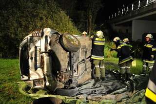 Spektakulärer Unfall: Auto fliegt von Brücke spektakulaerer-unfall_010.jpg
