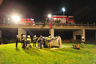 Spektakulärer Unfall: Auto fliegt von Brücke spektakulaerer-unfall_011.jpg