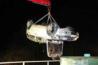 Spektakulärer Unfall: Auto fliegt von Brücke spektakulaerer-unfall_015.jpg
