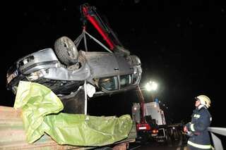 Spektakulärer Unfall: Auto fliegt von Brücke spektakulaerer-unfall_018.jpg