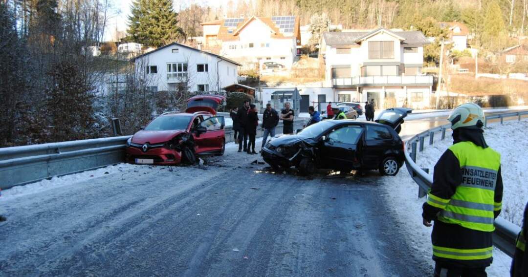Titelbild: Aufräumarbeiten nach Verkehrsunfall in Altenberg