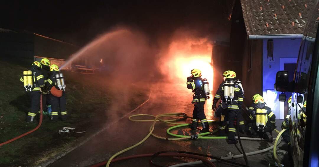 Titelbild: Feldkirchen/Donau: Gasflaschen bei Brand explodiert