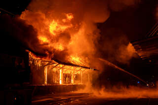 Lebensgefährliche Situation für die Einsatzkräfte beim Brand einer Holzhalle. FOKE_2020011922227053_002.jpg