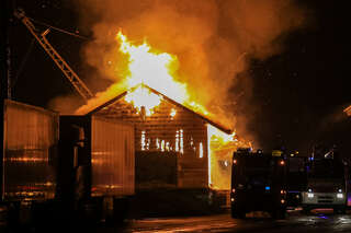Lebensgefährliche Situation für die Einsatzkräfte beim Brand einer Holzhalle. FOKE_2020011922284120_002.jpg