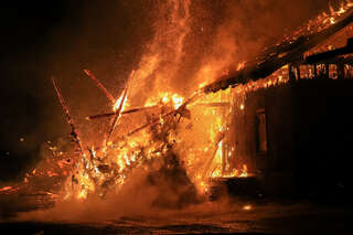 Lebensgefährliche Situation für die Einsatzkräfte beim Brand einer Holzhalle. FOKE_2020011922484156_040.jpg