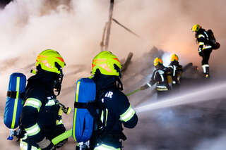 Lebensgefährliche Situation für die Einsatzkräfte beim Brand einer Holzhalle. FOKE_2020011923207189_138.jpg