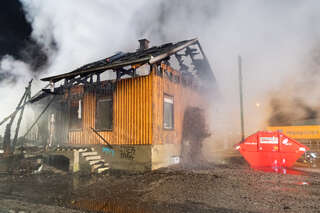 Lebensgefährliche Situation für die Einsatzkräfte beim Brand einer Holzhalle. FOKE_2020012000017244_193.jpg