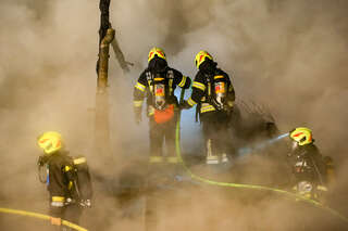 Lebensgefährliche Situation für die Einsatzkräfte beim Brand einer Holzhalle. FOKE_2020011923264209_089.jpg
