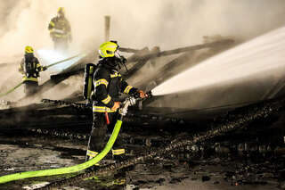 Lebensgefährliche Situation für die Einsatzkräfte beim Brand einer Holzhalle. FOKE_2020011923514244_126.jpg