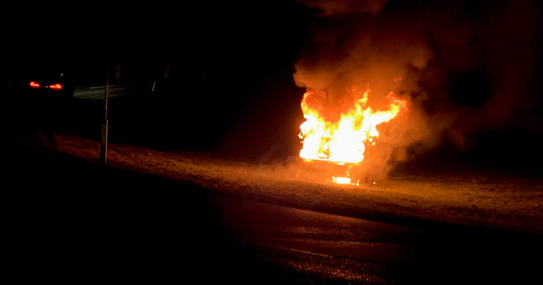 Titelbild: Kleintransporter fing während der Fahrt Feuer