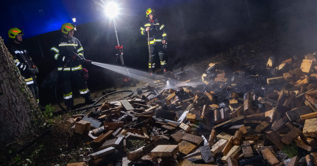 Titelbild: Holzstoß vor Einfamilienhaus brannte