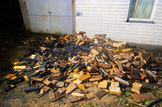 Holzstoß vor Einfamilienhaus brannte FOKE_2020012123017392_044.jpg