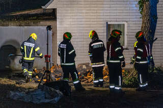 Holzstoß vor Einfamilienhaus brannte FOKE_2020012123097408_034.jpg