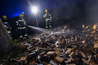 Holzstoß vor Einfamilienhaus brannte FOKE_2020012123137410_024.jpg