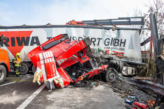 Schwerer LKW-Unfall auf der A1 BAYER_AB1_0464.jpg